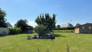 A well-maintained lawn with a garden center, a swing set, and a wooden shed. - A bright vacation rental in the heart of the countryside, near the Baie de Somme (Vron)
