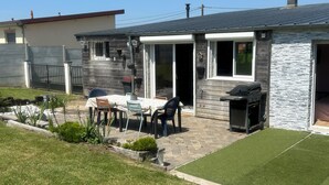 A residential property with a patio, outdoor seating, a barbecue grill, and a small garden. - A bright vacation rental in the heart of the countryside, near the Baie de Somme (Vron)