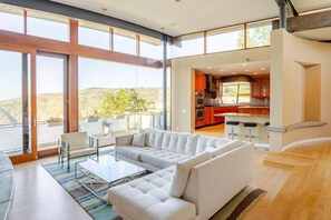 Living area - Breathtaking view!
 3-bedroom house in Laguna Beach (Laguna Beach)