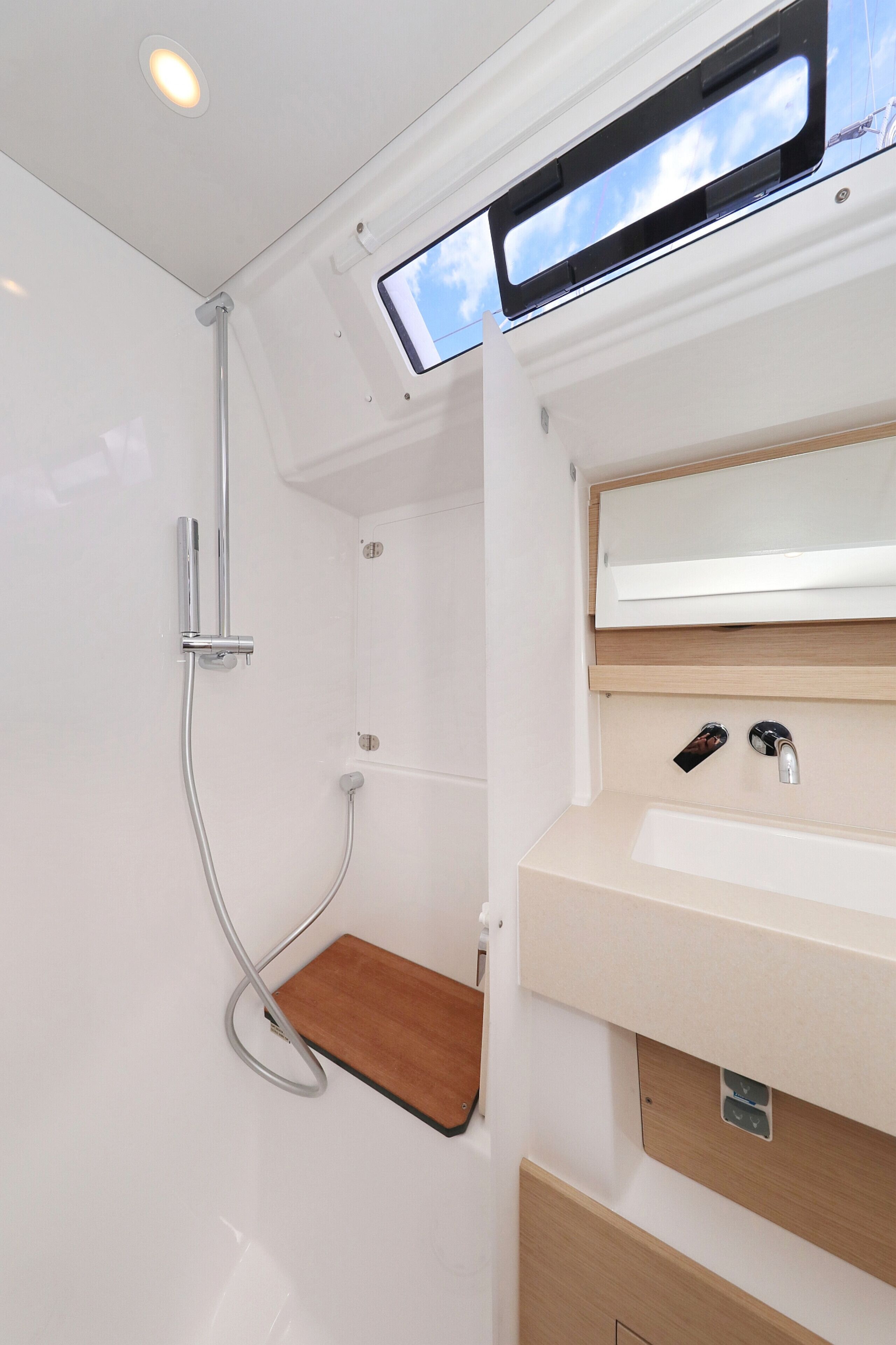 Un bany amb dutxa, un lavabo i un mirall.