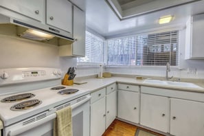 Coffee/tea maker, fridge, microwave, oven - Cozy Incline Village Escape (Incline Village)