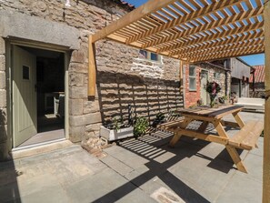 Outdoor dining - The Cottage at Thorpe Farm (York)