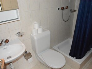 A bathroom with a sink, toilet, and bathtub. - Mireille Nr. 3 Appartement/Fewo, Dusche oder Bad, WC 2-Bettwohnung by Interhome (Gstaad)