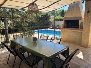 Outdoor dining - Vrbo Property (Mouriès)