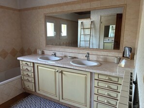 Hair dryer - Vrbo Property (Mouriès)