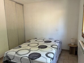 Iron/ironing board, travel cot - Vrbo Property (Mouriès)