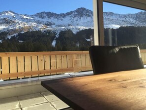 A wooden balcony with a view of snow-covered mountains. - Chesa Parpan Appartement/Fewo Appartement/Fewo by Interhome (Valbella)