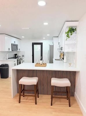 Private kitchen - La Casita Blanca | 3 BR | Near Busch Gardens (Tampa)