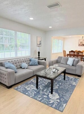 Living area - La Casita Blanca | 3 BR | Near Busch Gardens (Tampa)