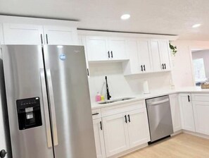 Private kitchen - La Casita Blanca | 3 BR | Near Busch Gardens (Tampa)