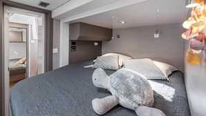 Una camera da letto moderna con un letto grande, un armadio a muro e un lucernario.