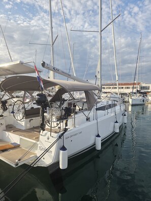 En lysthavn med flere sejlbåde i havnen, heriblandt en sejlbåd der hedder 'SUN ODYSSEY 380'.