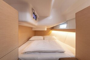 Room - Sun-Kissed Sailing Adventure in Split, Croatia (Split)