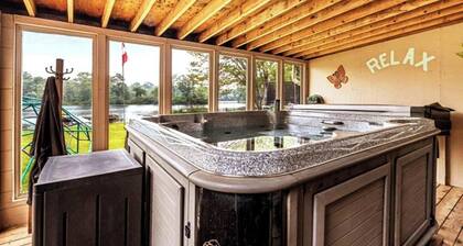Pines Bay Waterfront cottage with Hot tub!