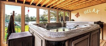 Pines Bay Waterfront cottage with Hot tub!