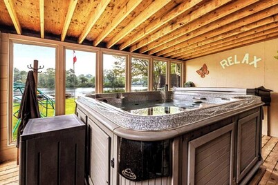 Pines Bay Waterfront cottage with Hot tub!