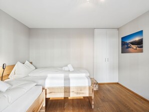 Una camera da letto con un letto, un comodino, un armadio e un quadro appeso al muro.