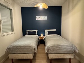 Tabla de planchar con plancha, wifi y ropa de cama 