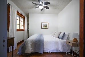 Desk, travel cot, WiFi, bed sheets