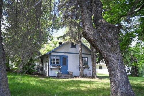 Quaint cabin at the Lake
