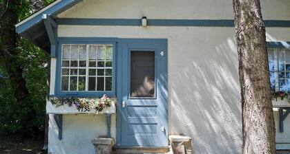 Adorable 1-bedroom cottage in Sylvan Lake perfect for relaxing stays