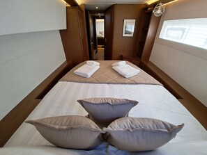 Une chambre d’hôtel avec un lit, des oreillers et un porte-serviettes.