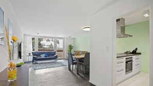 Un interior moderno con comedor, cocina y sala de estar.