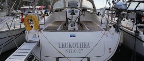 Un barco llamado Leukothea con el número N11027 atracado en un puerto deportivo.