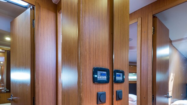 Un intérieur en bois comprenant une coiffeuse, un miroir et deux panneaux de commande.