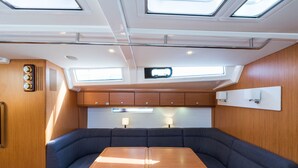 Un intérieur compact comprenant un coin repas, des placards intégrés et des puits de lumière.