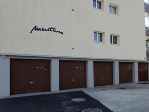 Ein Gebäude mit einem Schild, auf dem 'Montana' steht, und einer Reihe brauner Garagentore.