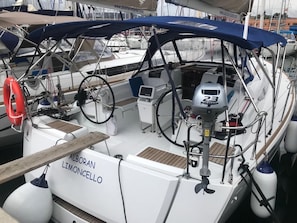 Un bateau baptisé « ALBORAN Limoncello » était amarré dans une marina. On pouvait y voir un volant, un panneau de commande et un gilet de sauvetage.