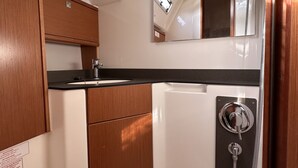 Une petite salle de bain comprenant un lavabo, un miroir et une douche.