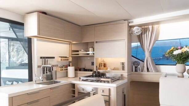 Uma cozinha moderna com fogão, pia e bancada espaçosa.