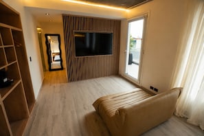 Estúdio exclusivo, vista para a cidade | Frigobar, cofres nos quartos, espaço de trabalho para notebook
