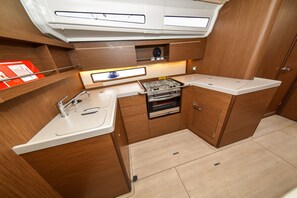 Private kitchen - Sun-Kissed Sailing Adventure in Zadar, Croatia (Zadar)