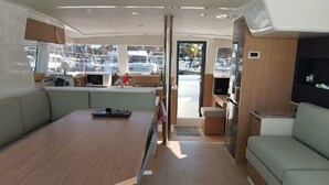 Een modern interieur met een eettafel, een bank en een keukenhoek.