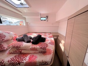 Room - Sun-Kissed Sailing Adventure in Split, Croatia (Split)