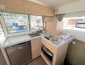 Private kitchen - Sun-Kissed Sailing Adventure in Split, Croatia (Split)