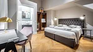 A modern bedroom with a large bed, bedside tables, a desk, and a wardrobe. - Ricasoli 29 n. 1 (Florence)
