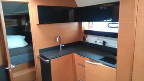 Private kitchen - Sun-Kissed Sailing Adventure in Northern Croatia (Punat)