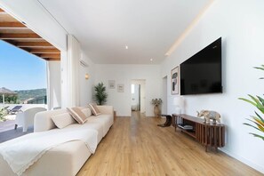 TV - Eco by Proud Progress Homes (São Brás de Alportel)
