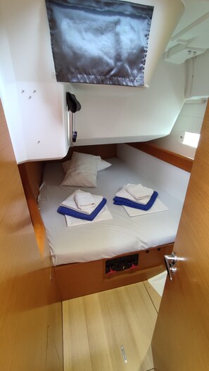 Ein Etagenbett mit Kopfstütze, einer kleinen Ablage und einer Bedienkonsole.