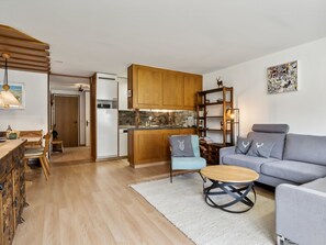 Eine moderne Wohnung mit Küche, Essbereich und Wohnzimmer.