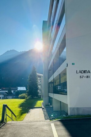 Ein modernes Gebäude mit der Bezeichnung 'LADINA 57-81' und freiem Blick auf einen Berg im Hintergrund.