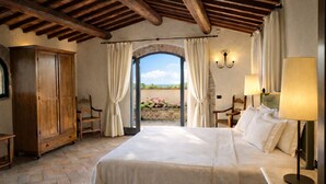Unclassified image, 2 of 38, button - Villa Cerretello (Montaione)