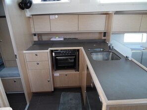 Private kitchen - Sun-Kissed Sailing Adventure in Phuket (Mai Khao)