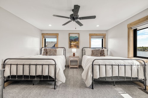 Stillwater Haven/LAKEFRONT with dock/6 suites/sleeps 27/near YELLOWSTONE