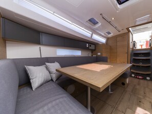 Een modern interieur met een bank, een tafel en inbouwopbergruimte.