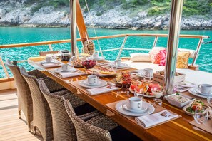Outdoor dining - Sun-Kissed Sailing Adventure in Split, Croatia (Split)